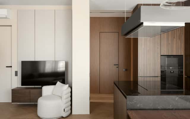 Ремонт 3-кімнатної квартири в ЖК «Nagatino i-Land»: світла вітальня з диваном.