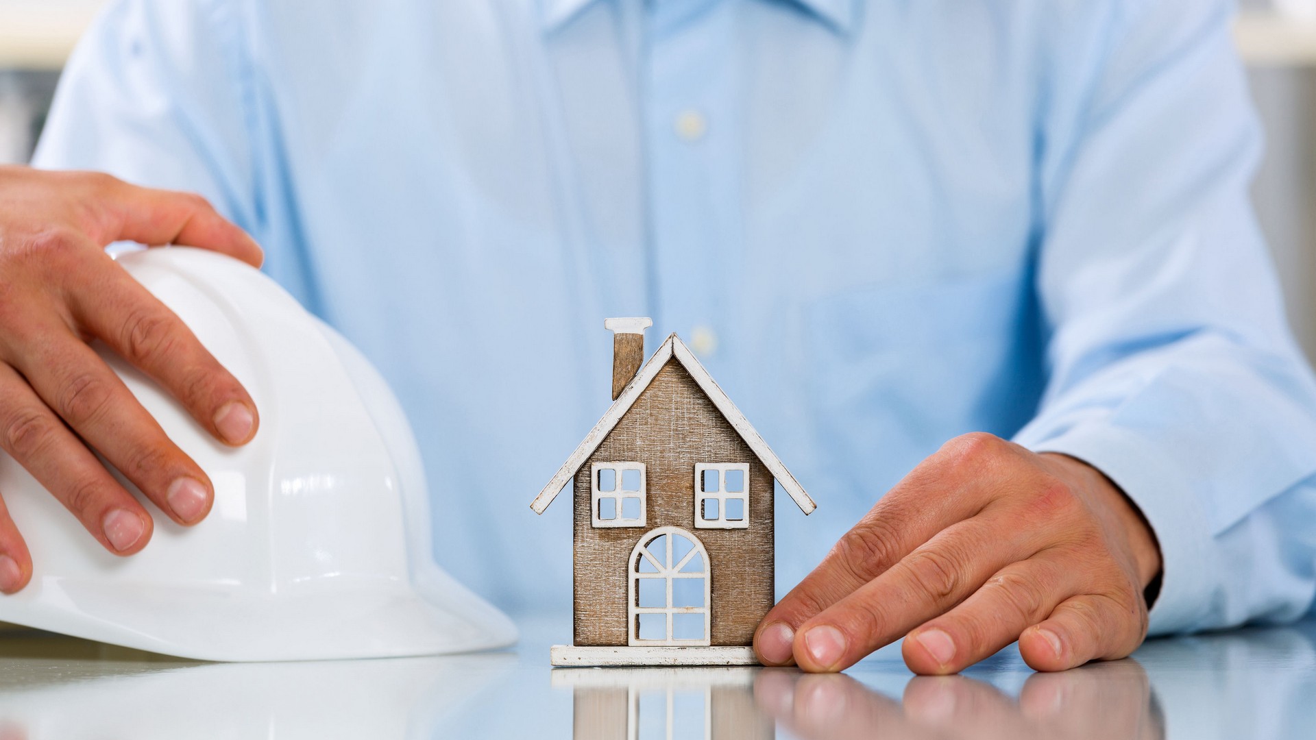 Інтер'єр трикімнатної квартири після ремонту: вітальня з великим диваном та телевізором