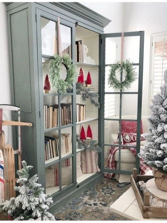 Новорічні букети: композиція з хвої, свічок та різдвяних прикрас на святковому столі.