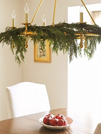 Новорічний хвойний декор: ялинкові гілки прикрашають інтер'єр, створюючи затишну різдвяну атмосферу в оселі.