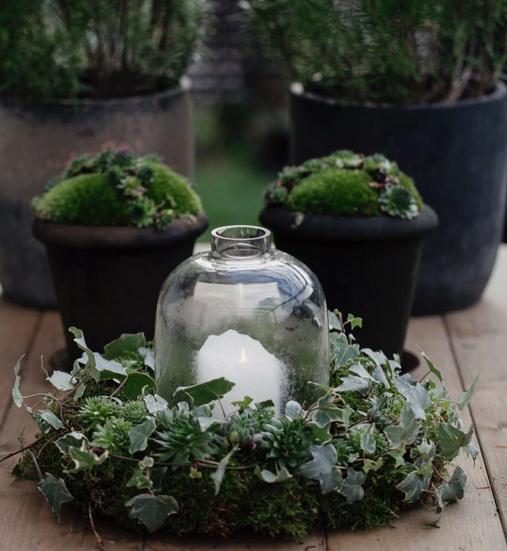 Новорічний хвойний декор: ялинкові гілки у вазі створюють затишну атмосферу.