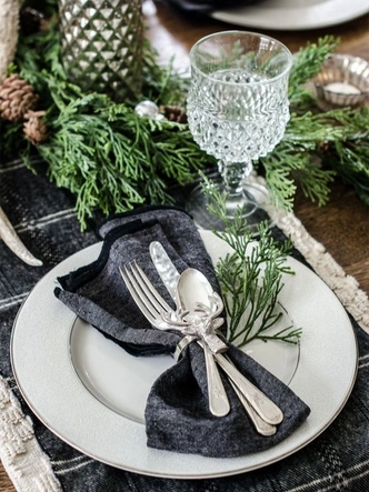 Новорічний декор з хвої: ялинкові гілки у вазі, прикрашені мінімалістичними різдвяними прикрасами.