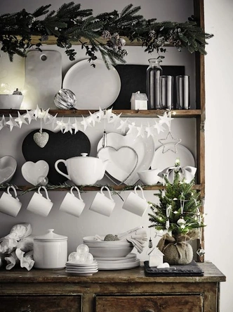 Ялинкові гілки: оригінальний новорічний хвойний декор для затишної атмосфери в будинку, вид зверху.