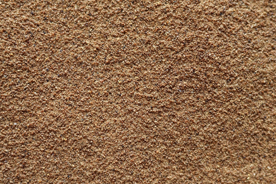 Використання рибного борошна як органічного добрива для підживлення овочів у саду.