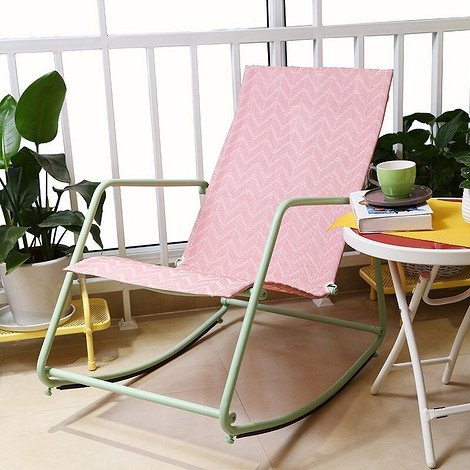 Елегантні садові меблі з мас-маркету для створення зони відпочинку на дачі.