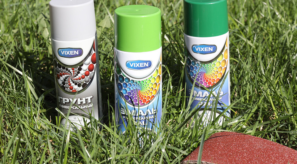 Набір садових меблів: дерев'яна лавка, крісло та маленький столик біля басейну.