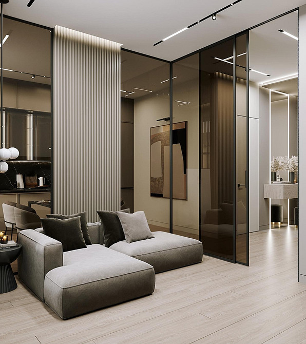 Великий диван у вітальні з великими вікнами, багато світла, дизайн.