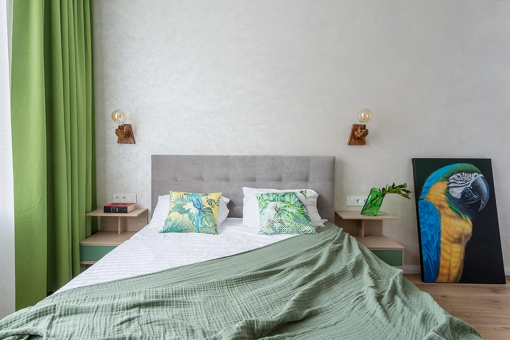 Сіра ліжко з балдахіном в романтичному інтер'єрі спальні з ніжними акцентами.