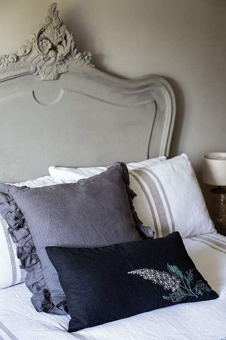 Елегантна сіра ліжко з металевим каркасом в мінімалістичній спальні.