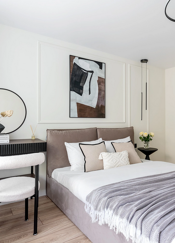 Сіра ліжко в сучасній спальні з акцентними стінами та декоративними подушками.