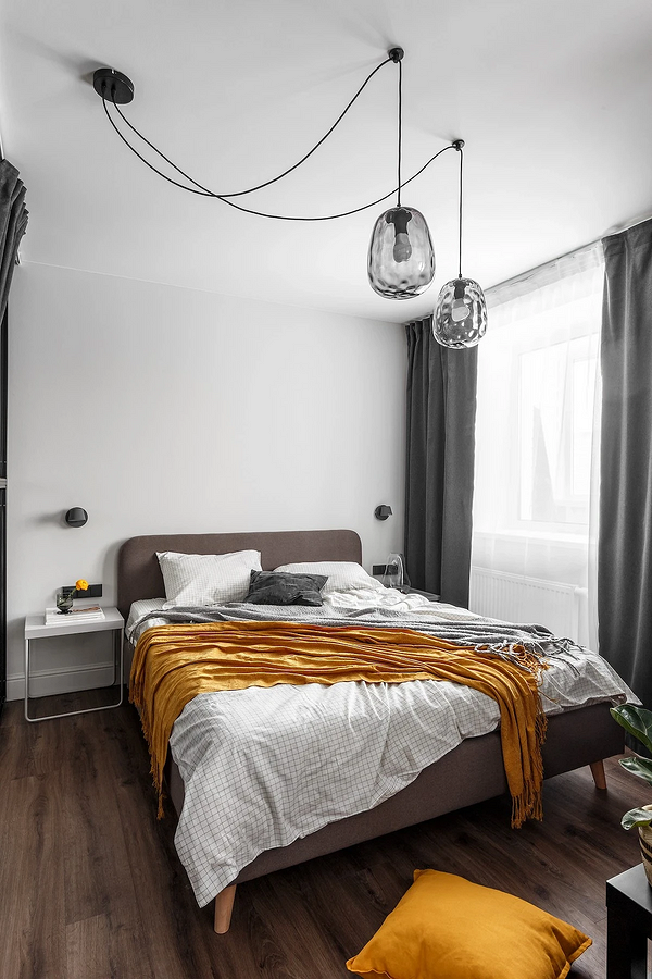 Сучасний дизайн спальні з сірим ліжком та нейтральними кольорами, акцент на текстурі