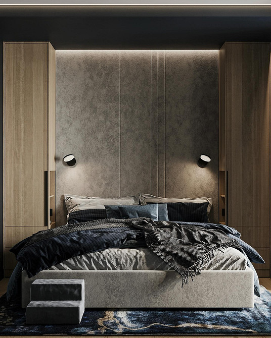Сіре ліжко в спальні з дерев'яними меблями та м'яким узголів'ям у сучасному інтер'єрі.