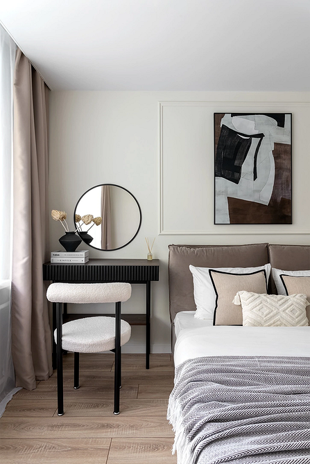 Сучасна спальня з сірим ліжком, оригінальними світильниками та геометричним дизайном.