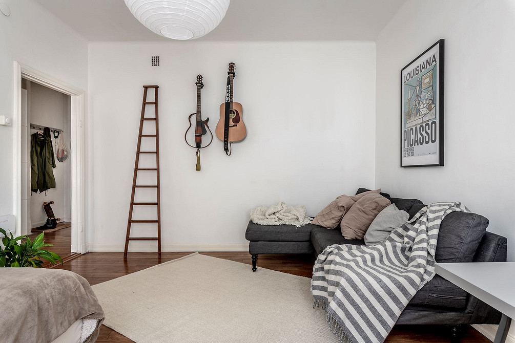 Інтер'єр з сірими стінами та дерев'яними меблями: поєднання тепла та елегантності.