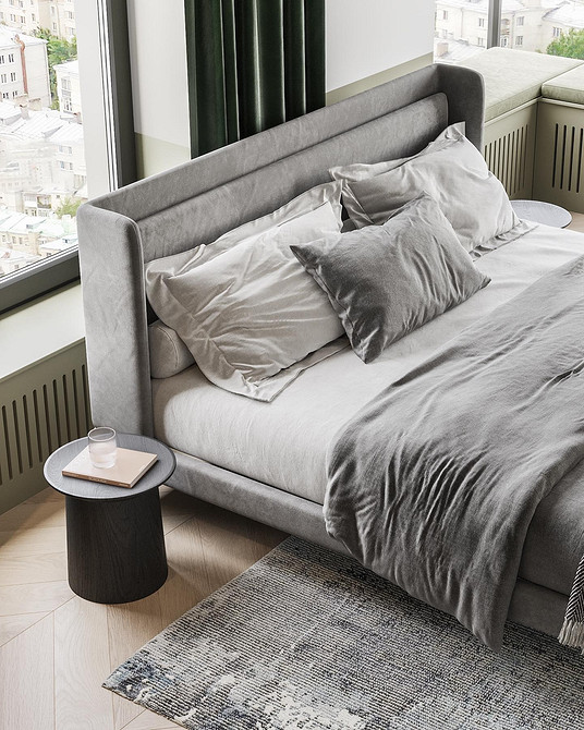 Сірий диван у вітальні з акцентними жовтими подушками та дерев'яним журнальним столиком.