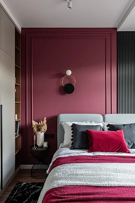 Мінімалістичний кабінет з сірим столом та зручним кріслом.