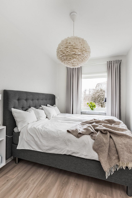 Сірий диван з велюровою оббивкою: додає текстуру та розкіш у вітальню.