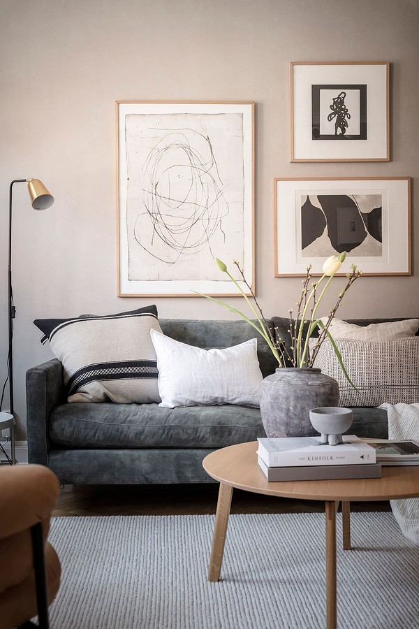 Сірий інтер'єр: поєднання штор та меблів для затишної атмосфери в домі.