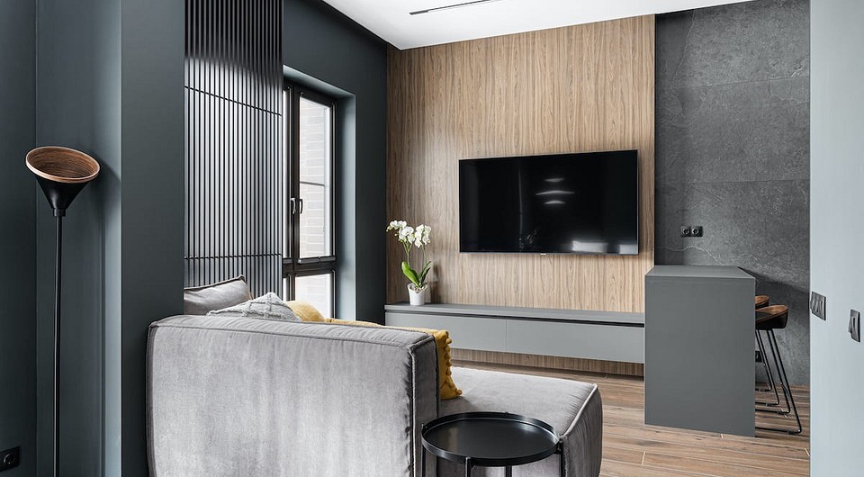 Сірі меблі в інтер'єрі: стильний диван у вітальні з акцентними подушками.