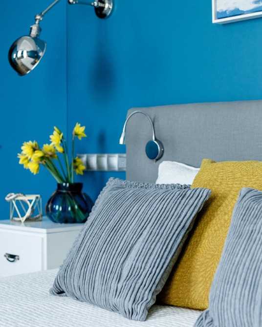 Світла сіра спальня з текстилем різних відтінків: затишок і комфорт в кожній деталі.