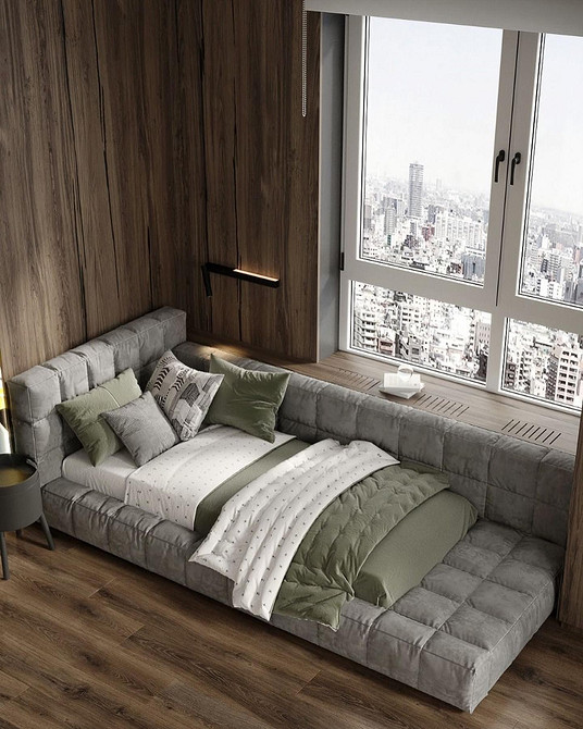 Стильний сірий кабінет з дерев'яним столом та акцентним кріслом яскравого кольору.