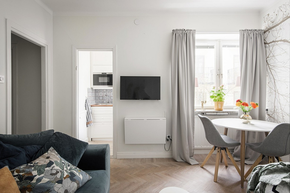 Сірий журнальний столик в вітальні, який додає функціональності та стилю.