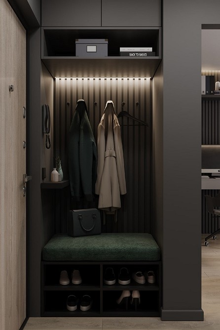 Сучасний інтер'єр кімнати з сірими стінами, яскравим текстилем та картинами на стінах.