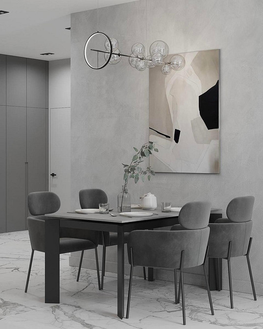 Сірий обідній стіл та стільці в світлій кухні, ідеальне поєднання для їдальні.