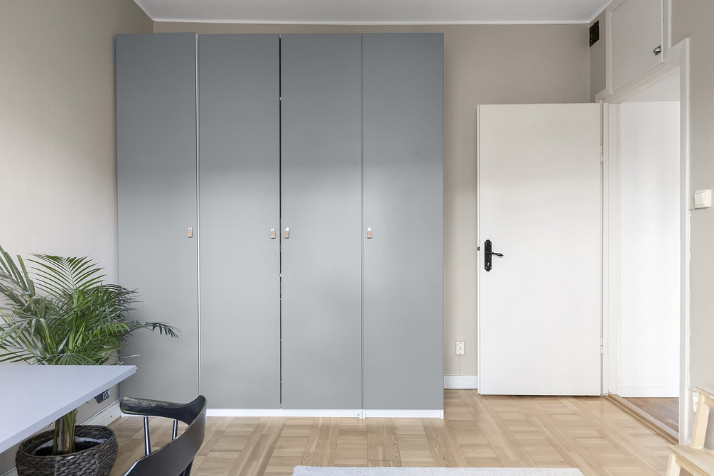 Сучасна спальня з сірим ліжком: гармонійний дизайн інтер'єру кімнати для відпочинку.