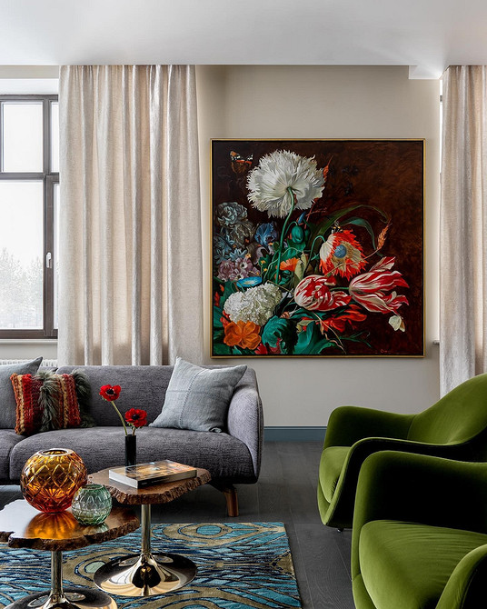 Сірий дизайн вітальні: сучасний диван та елементи декору в одному стилі.