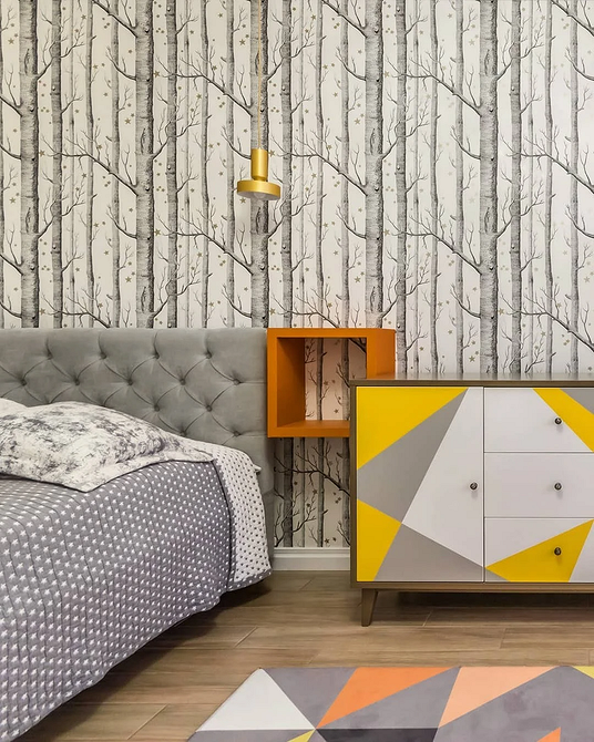 Сіра м'яка лавка в передпокої з декоративними подушками.