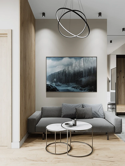 Сірий диван у вітальні: поєднання з жовтими подушками та дерев'яним столиком.