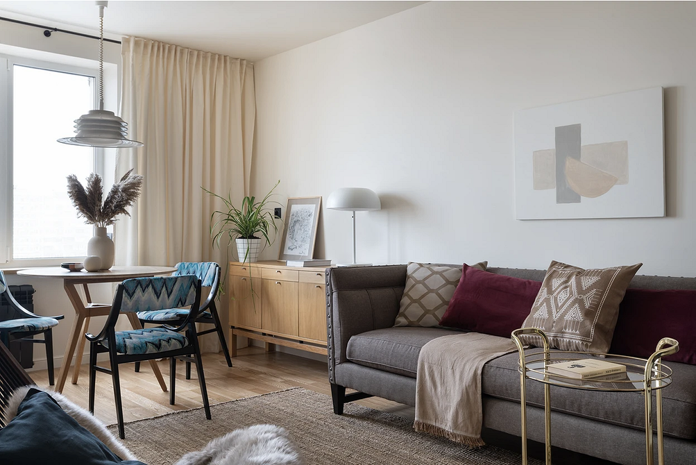 Сірий диван в інтер'єрі: ідеї для оформлення вітальні в сучасному стилі.