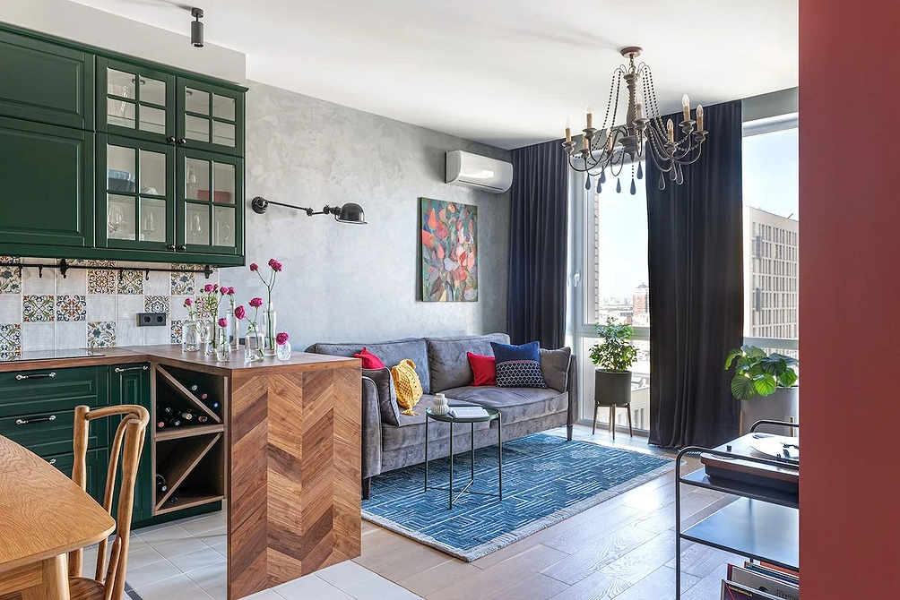 М'які меблі: Сірий диван з текстилем, що створює затишну атмосферу в кімнаті