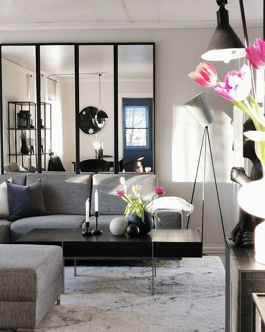 Маленький сірий диван у невеликій вітальні: компактний та стильний вибір