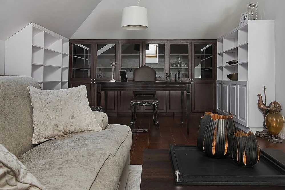 Затишний сірий диван в дитячій: місце для ігор, сну та відпочинку малюка