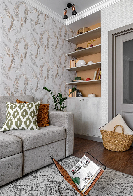 Стильний сірий диван в інтер'єрі з акцентами жовтого та білого кольорів