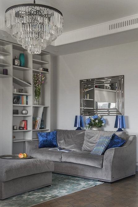 Темно-сірий шкіряний диван в сучасному лофт інтер'єрі з цегляною стіною