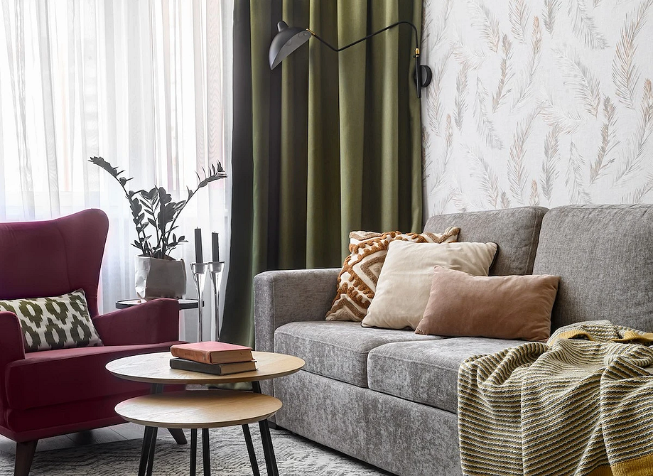 Сірий диван в інтер'єрі з каміном: текстиль для створення теплої атмосфери.