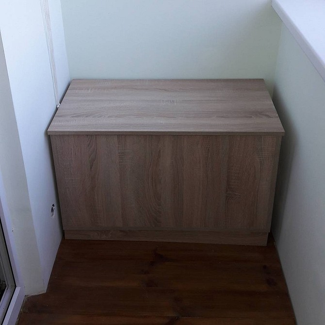 Практична шафа для зберігання консервації та інструментів на заскленому балконі.