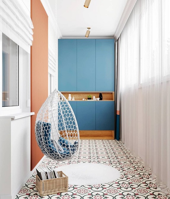 Кутова шафа на балконі з дверцятами, ефективне використання кожного сантиметра простору.