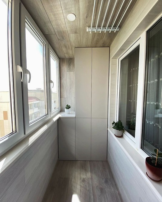 Ідея дизайну балкону з шафою: затишний куточок з місцем для зберігання.