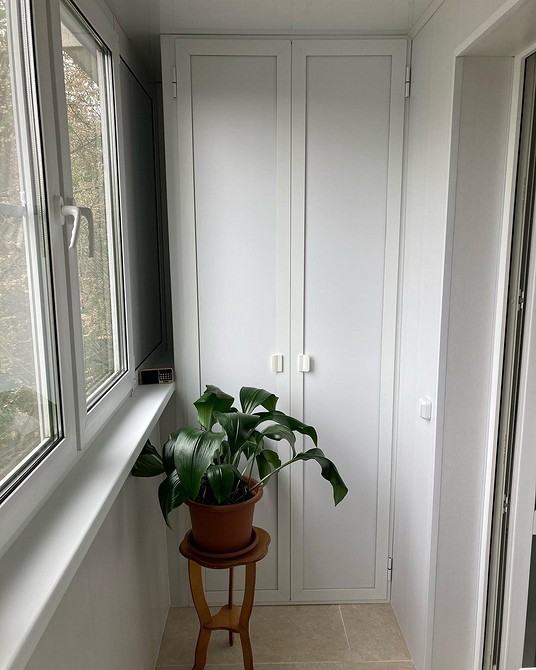 Вбудована шафа на лоджії: оптимальне використання простору для зберігання інструментів.