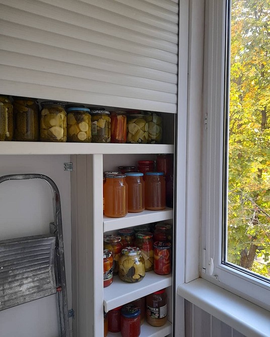 Сучасний шафа на балконі для зберігання речей та організації простору