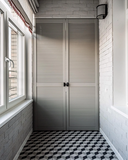 Приклад вбудованої шафи на балконі для оптимального зберігання речей