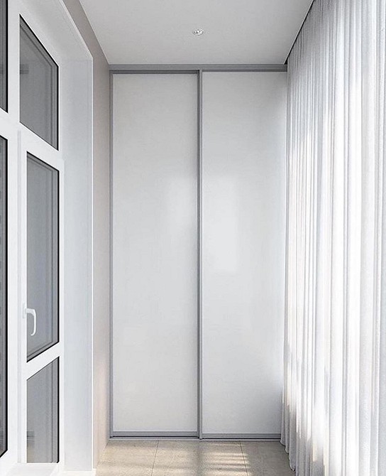 Сучасна шафа на балконі: стильний дизайн для ефективного зберігання речей.