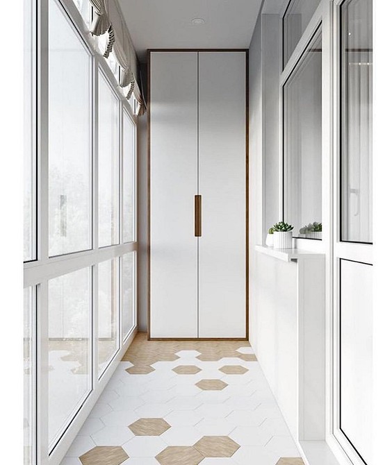 Шафа з ДСП на балконі: бюджетний та практичний варіант для зберігання речей.