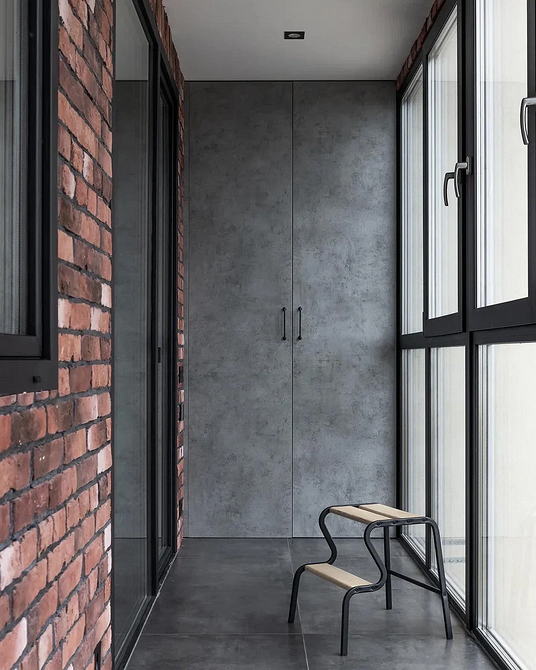 Шафа з полицями на балконі: зручне рішення для зберігання книг та декоративних елементів.