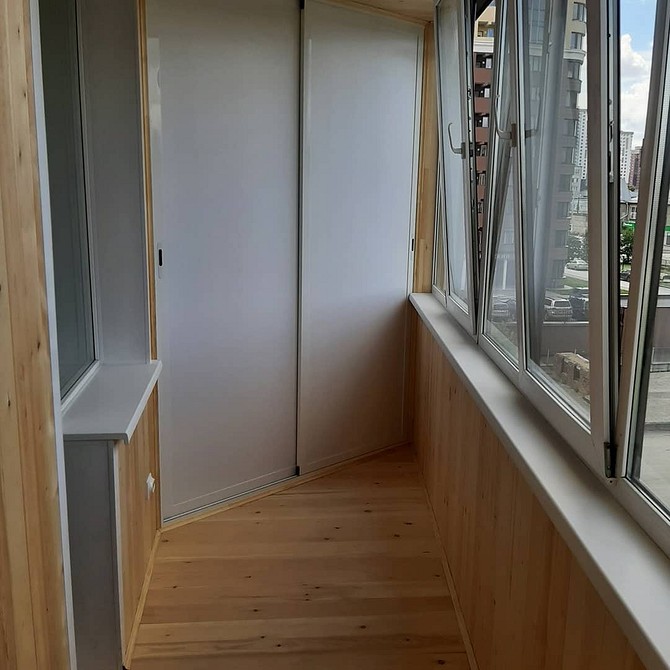 Шафа з дерева на балконі, екологічне та стильне рішення для зберігання речей.