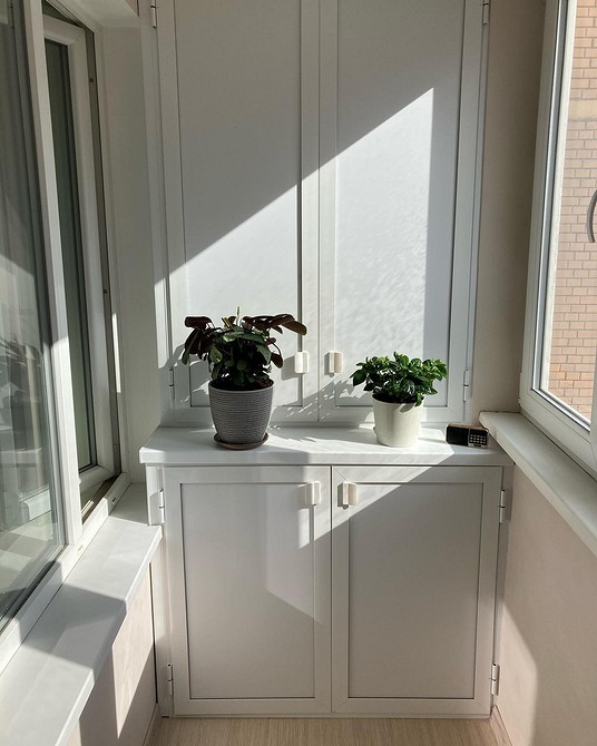 Функціональні меблі для балкону: шафа для зручного зберігання та економії місця